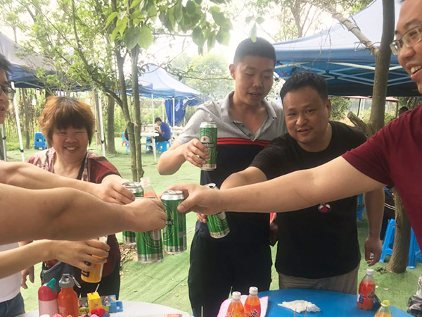 雙仕豐團隊舉杯